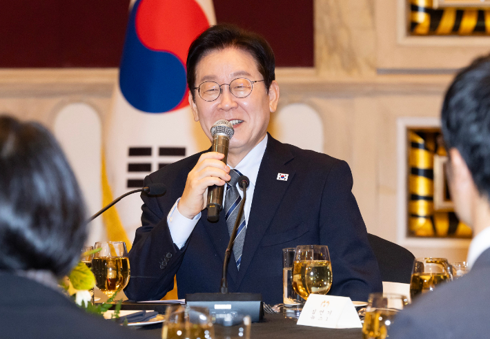 중국을 국빈방문 중인 이재명 대통령이 7일 상하이의 한 호텔에서 열린 순방 기자단 오찬 간담회에서 발언하고 있다. 연합뉴스