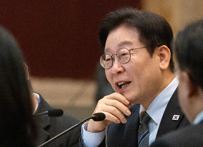 중국을 국빈방문 중인 이재명 대통령이 7일 상하이의 한 호텔에서 열린 순방 기자단 오찬 간담회에서 발언하고 있다. 연합뉴스