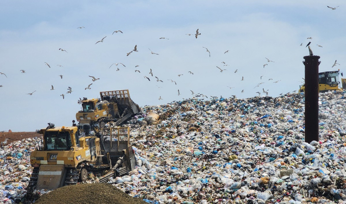 수도권매립지에서 쓰레기 매립 작업이 진행 중이다. 연합뉴스