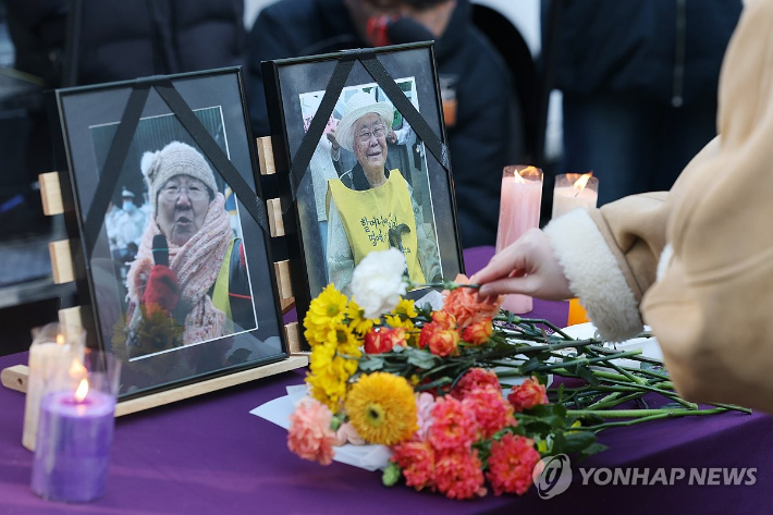 지난달 31일 열린 제1733차 정기 수요시위에서 시민들이 길원옥·이옥선 할머니의 영정에 헌화하는 모습.