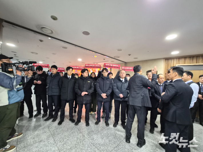 기후에너지환경부가 '바람직한 에너지믹스 2차 정책토론회'를 7일 국회의원회관 제2소회의실에서 개최한 가운데, 시민활동가 6명이 피켓을 들고 침묵시위하자 청사 경호인력이 제지하면서 실랑이가 벌어진 모습. 최서윤 기자  