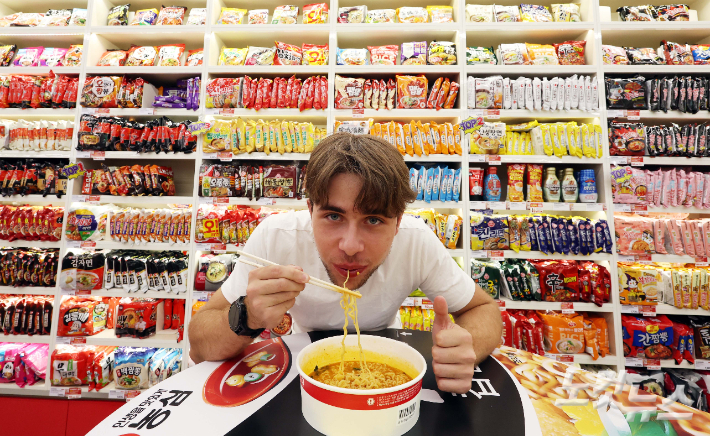 서울 마포구 CU홍대상상점 라면도서관을 찾아 라면을 먹는 외국인들의 모습. 황진환 기자