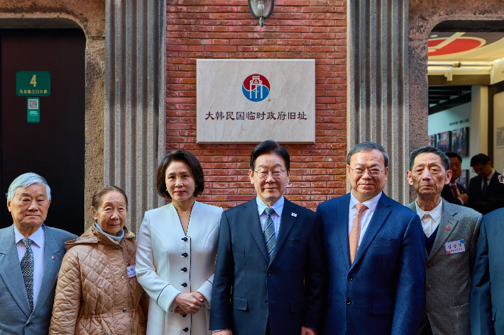 이재명 대통령과 김혜경 여사가 7일 중국 상하이 대한민국 임시정부 청사에서 열린 청사 건립 100주년 기념식을 마친 뒤 독립유공자 후손들과 기념촬영을 하고 있다. 연합뉴스