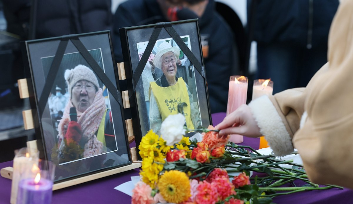 지난달 31일 열린 제1733차 정기 수요시위에서 시민들이 길원옥·이옥선 할머니의 영정에 헌화하는 모습. 연합뉴스