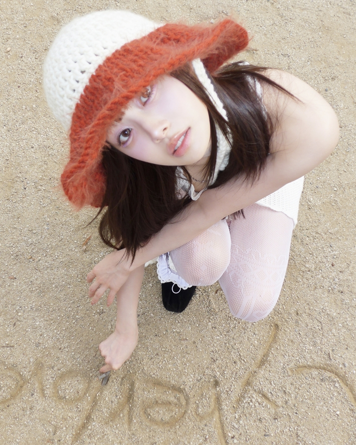 타이틀곡 '엑스오, 마이 사이버러브'를 듣자마자 앨범의 중심을 잡는 곡이 될 것이라 생각했다고 츄는 전했다. 츄 공식 트위터