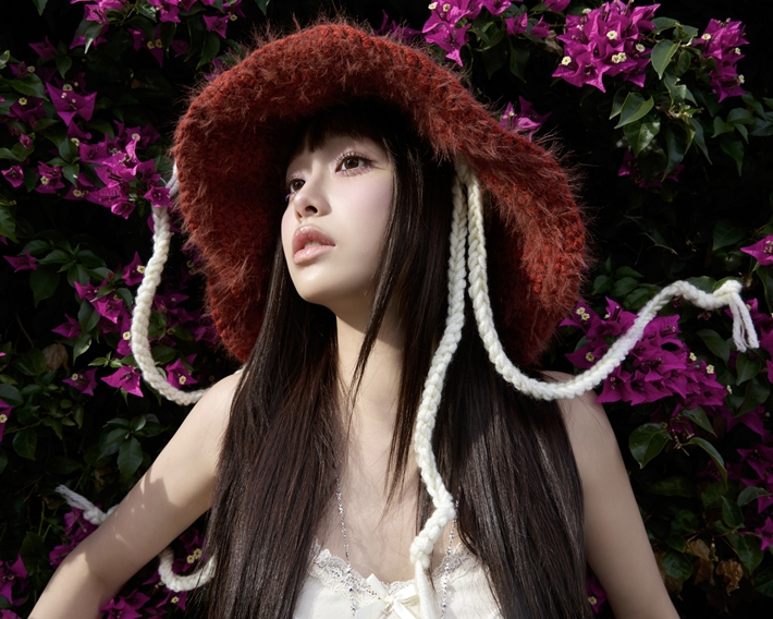 수록곡 중 녹음할 때 가장 어려웠다고 꼽은 곡은 '하이드 앤 식'이다. 츄 공식 트위터