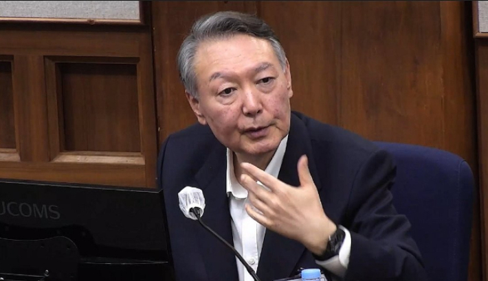 윤석열 전 대통령이 29일 서울 서초구 서울중앙지법에서 열린 내란 우두머리 혐의 속행 공판에 출석해 발언하고 있다. 연합뉴스