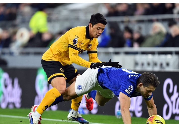 몸싸움 하는 황희찬. 연합뉴스