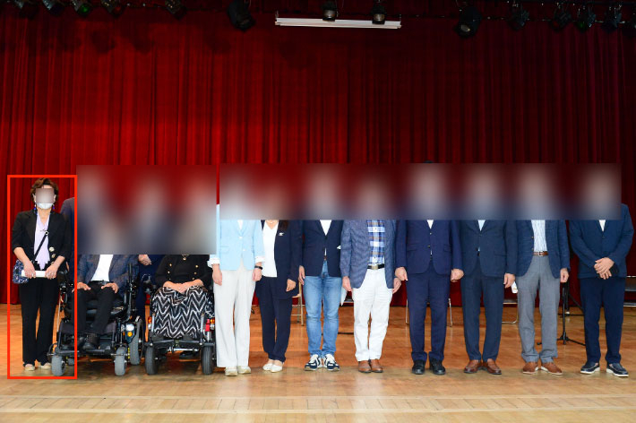 2022년 9월 20일 서울 동작구의회 '한가족 장애인 예술제' 참석자들이 기념 촬영을 하고 있다. 가장 왼쪽에 있는 여성이 더불어민주당 김병기 의원 아내 이모씨. 동작구의회 홈페이지 캡처