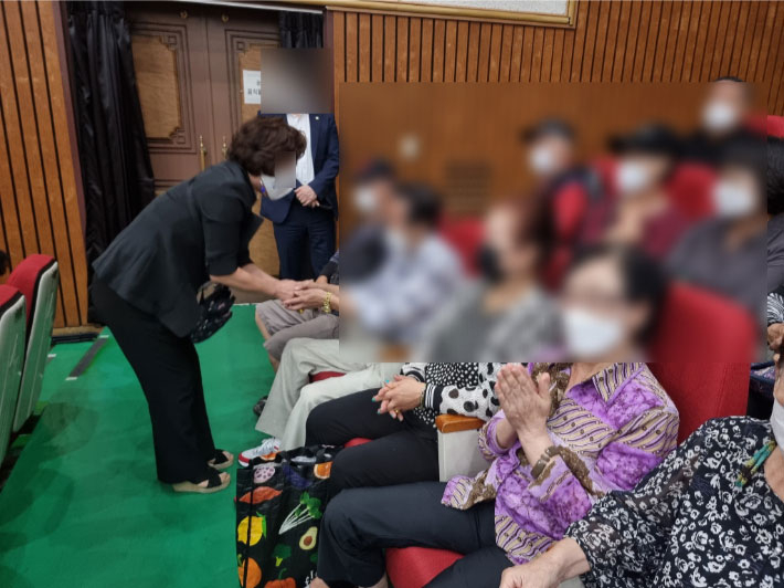 더불어민주당 김병기 의원 아내 이모씨가 2022년 9월 20일 서울 동작구의회 '한가족 장애인 예술제' 행사에서 참석자들과 악수를 나누고 있다. 김병기 의원 페이스북 캡처