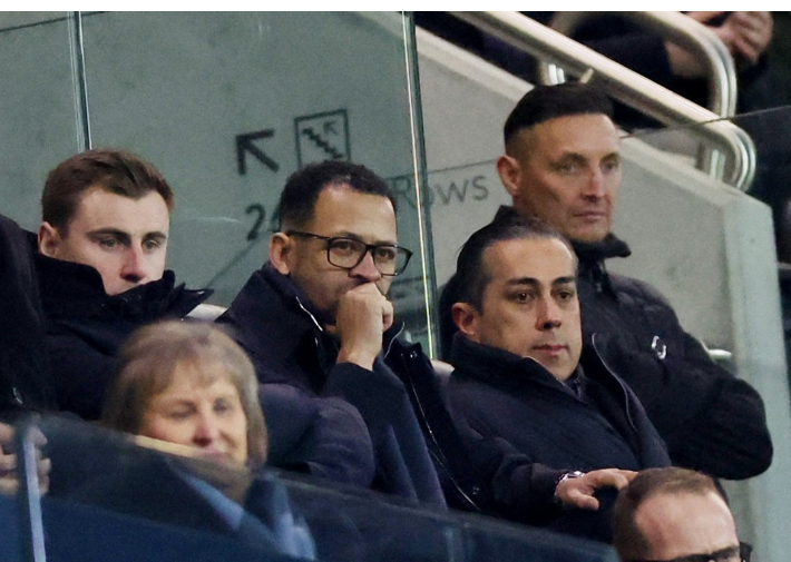 관중석에서 경기를 지켜보는 첼시의 리엄 로즈니어 감독(가운데). 연합뉴스