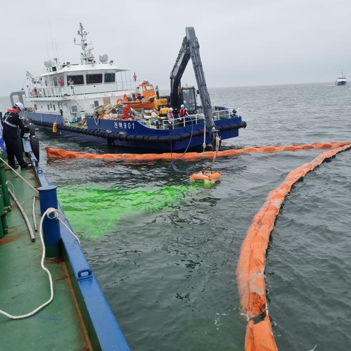 지난 2024년 군산-보령해경이 민관합동 방제훈련을 하는 모습. 전북 군산해양경찰서 제공