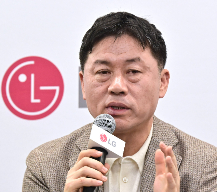 LG전자 류재철 CEO가 현지시간 7일 미국 라스베이거스에서 열린 기자 간담회에서 사업 전략을 소개하고 있다. LG전자 제공