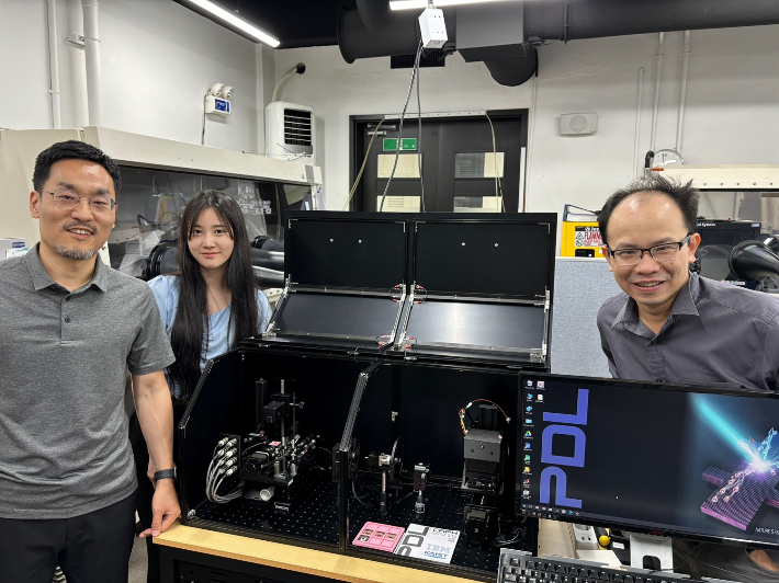 신소재공학과 신병하 교수, 김채연 박사과정, 오키 구나완 박사(왼쪽부터). KAIST 제공