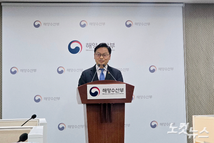 해양수산부가 부산 이전 이후 처음으로 언론 간담회를 열고 올해 업무 계획 등을 발표했다. 중점 추진 과제를 설명 중인 김성범 차관. 송호재 기자