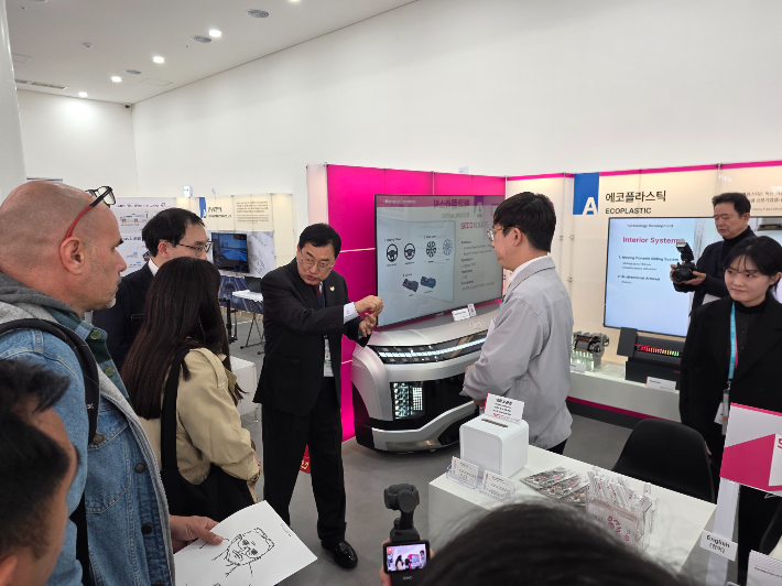 주낙영 경주시장이 경주 엑스포대공원 APEC 경제전시관에서 해외 투자자단에게 전시관 내 첨단 자동차 부품 기술을 소개하고 있다. 경주시 제공