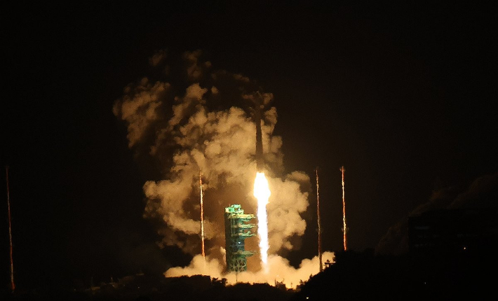 한국형발사체 누리호가 27일 새벽 전남 고흥군 나로우주센터에서 발사되고 있다. 연합뉴스