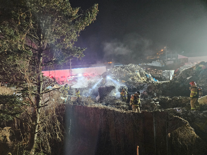 세종 자원순환시설 화재 진화 모습. 세종소방본부 제공