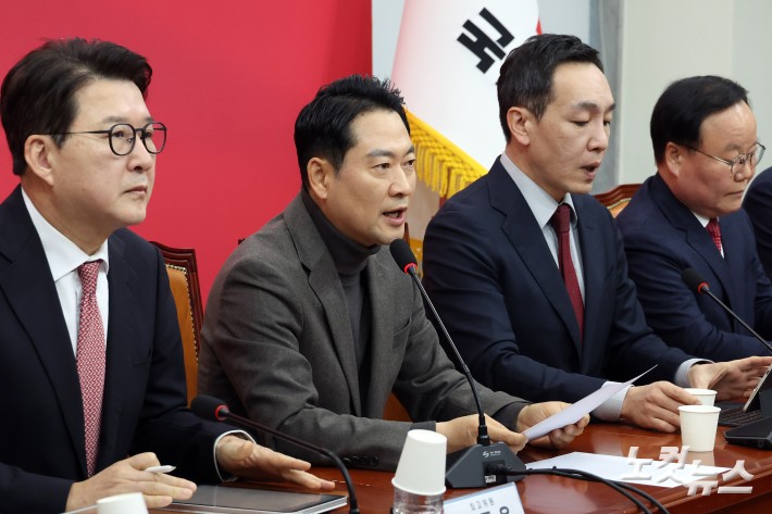 최고위 발언하는 장동혁 대표