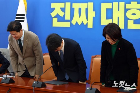 더불어민주당 문진석 원내대표 직무대행과 한정애 정책위의장이 8일 서울 여의도 국회에서 열린 정책조정회의에 앞서 인사를 하고 있다.