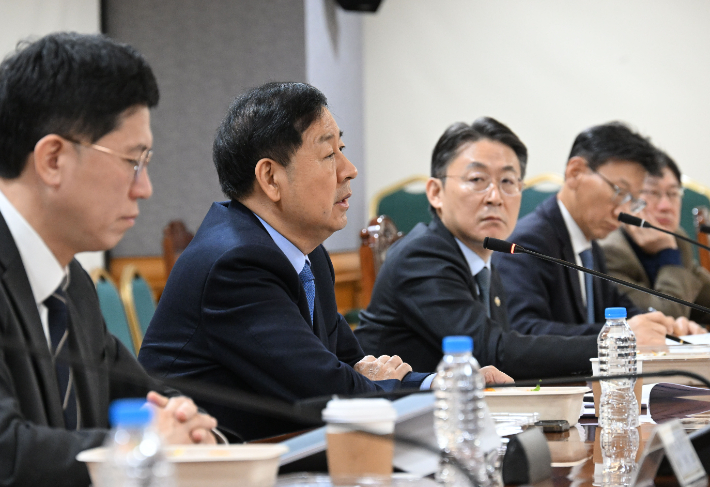 구윤철(왼쪽에서 두 번째) 부총리 겸 재정경제부 장관이 8일 서울 중구 은행연합회에서 열린 '시장상화점검회의'를 주재하고 있다. 재정경제부 제공