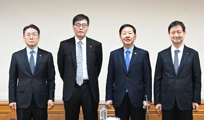 (왼쪽부터)권대영 금융위 부위원장, 이창용 한국은행 총재, 구윤철 부총리 겸 재정경제부 장관, 이찬진 금융감독원장이 8일 서울 중구 은행연합회에서 시장상화점검회의 시작에 앞서 기념 촬영하고 있다. 재정경제부 제공