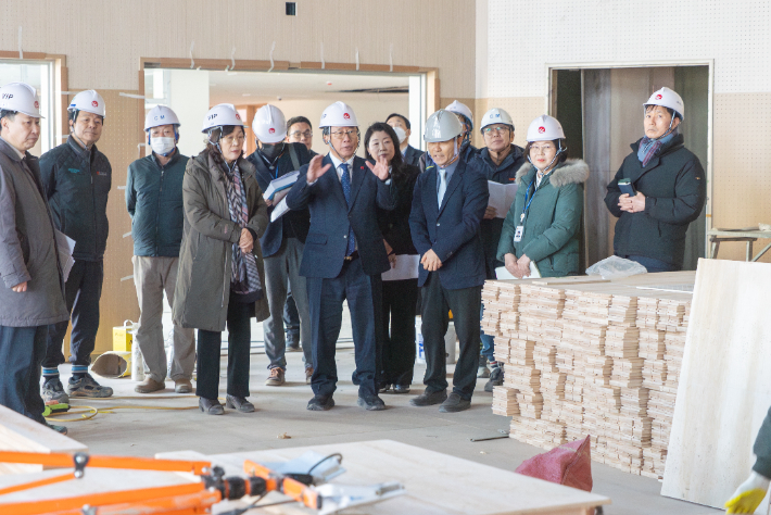 공사 현장을 점검하는 김석준 교육감. 부산시교육청 제공