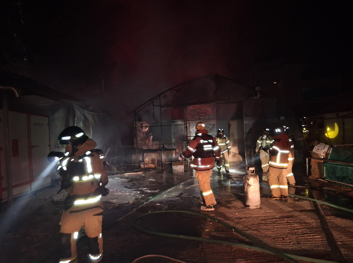소방관들이 영덕 비닐하우스 화재를 진화하고 있다. 경북소방본부 제공