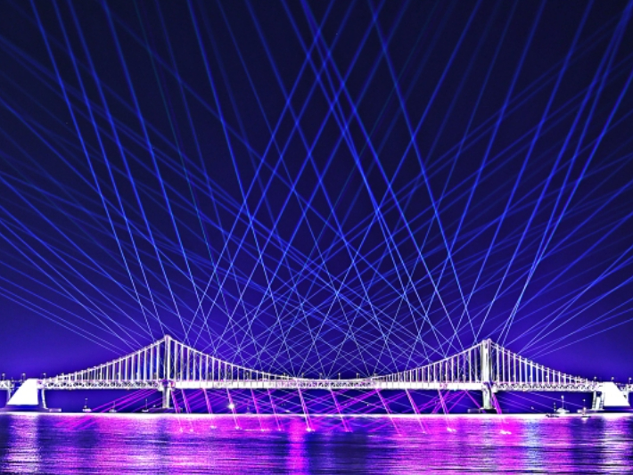 지난해 11월 부산 광안리해수욕장에서 '광안리 드론 레이저쇼' 시범 공연이 열렸다. 부산 수영구 제공 