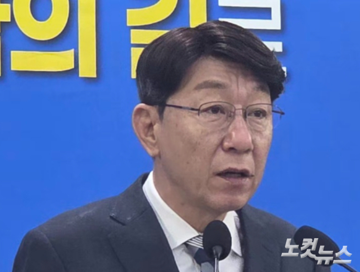 우범기 전주시장이 8일 신년 기자회견에서 시정 운영 방향을 설명하고 있다. 최명국 기자