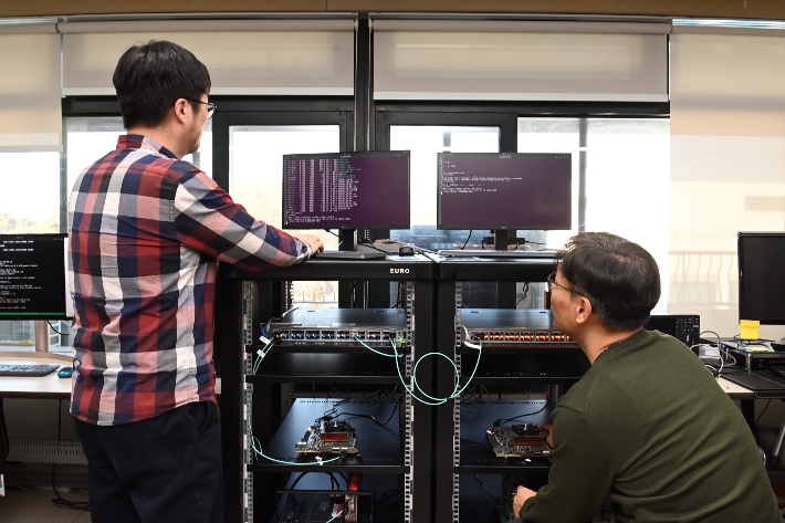 ETRI 연구진이 옴니익스텐드 기반 메모리 풀 환경에서 AI 학습 성능을 분석하고 있다. ETRI 제공