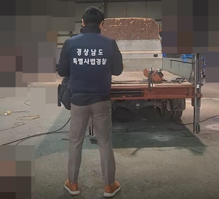화물차 불법개조 현장 단속. 경남도청 제공 