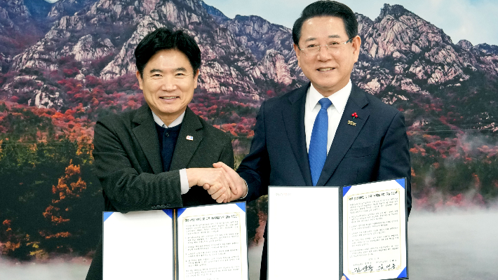 김영록 전라남도지사(오른쪽)와 김대중 전라남도 교육감이 8일 도청 접견실에서 '광주·전남 대통합 및 교육 대전환을 위한 공동 선언문'을 발표하고 있다. 전라남도 제공