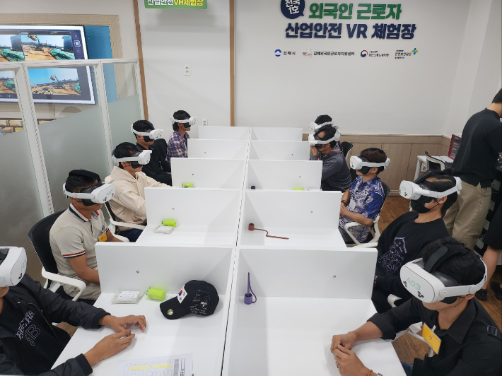 산업안전 VR 체험장. 경남도청 제공 