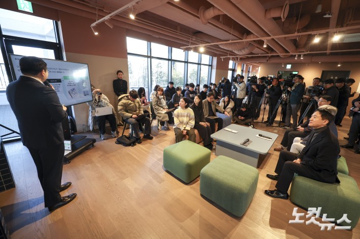 기업형 민간임대사업 관련 설명듣는 오세훈 시장