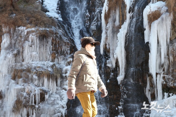 영하권 추위가 기승을 부리는 가운데 8일 서울 서대문구 홍제폭포가 얼어붙어 있다.