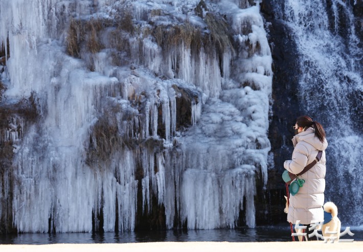 영하권 추위가 기승을 부리는 가운데 8일 서울 서대문구 홍제폭포가 얼어붙어 있다.