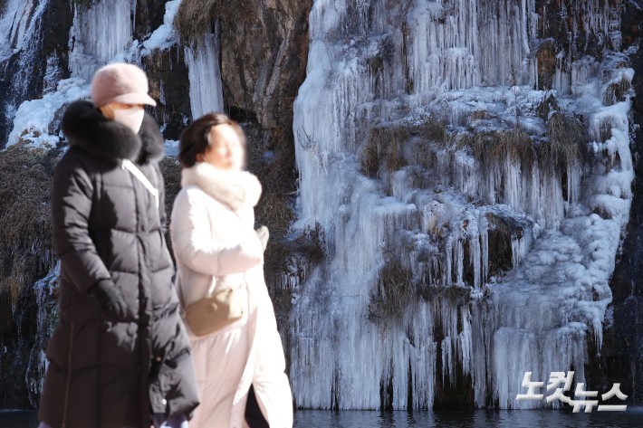 영하권 추위가 기승을 부리는 가운데 8일 서울 서대문구 홍제폭포가 얼어붙어 있다.