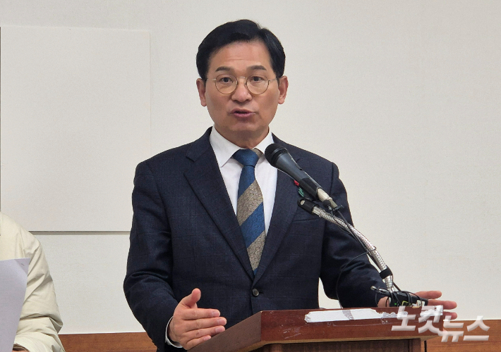 유행렬 전 청와대 선임행정관이 8일 청주시청 브리핌룸에서 기자회견을 열어 수도권 생활폐기물 반입 사태에 대한 입장을 밝히고 있다. 최범규 기자