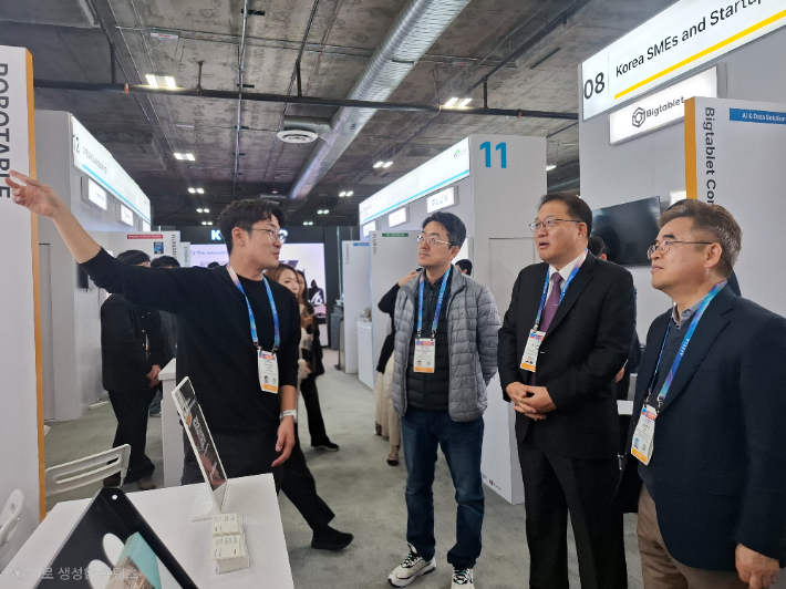 장금용 시장 권한대행 등 대표단이 CES2026 ㈜로보터블 부스를 방문했다. 창원시 제공