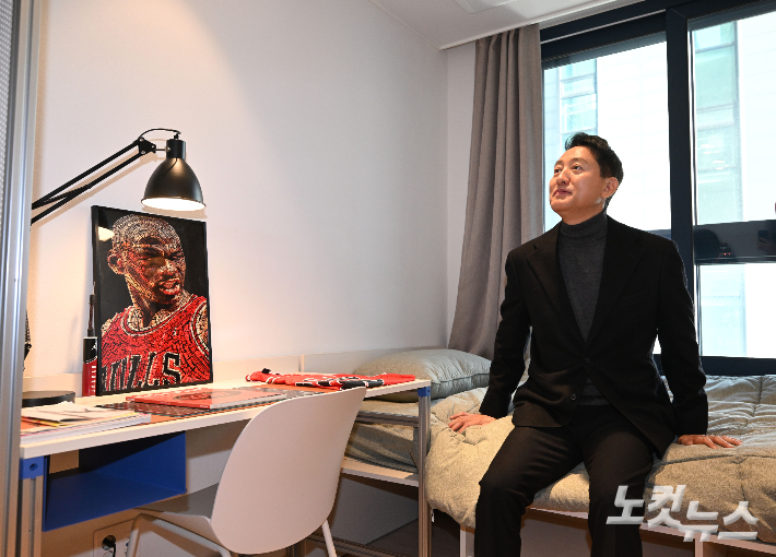 오세훈 서울시장이 8일 오전 서울 마포구에 위치한 기업형 민간임대주택 '맹그로브 신촌'을 방문해 현장 점검을 하고 있다. 황진환 기자