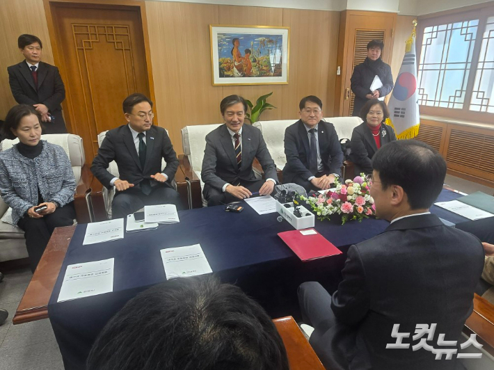 8일 대구시청을 찾아 김정기 대구시장 권한대행과 정책간담회를 진행한 조국혁신당 조국 대표. 류연정 기자