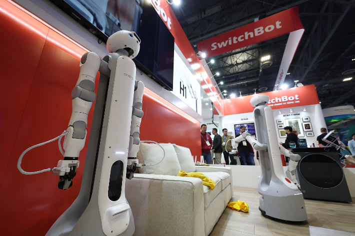 CES 개막 이틀째인 7일(현지시간) 미국 네바다주 라스베이거스 베네시안 컨벤션센터의 중국 기업 스위치봇 부스에 홈 로봇이 전시돼 있다. 연합뉴스