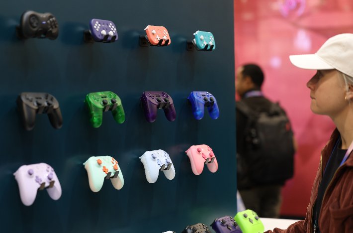 CES 개막 이틀째인 7일(현지시간) 미국 네바다주 라스베이거스 컨벤션센터(LVCC) 중국 게임테크 기업 에잇빗두(8BITDO)의 컨트롤러가 전시돼 있다. 연합뉴스