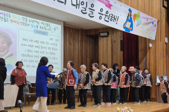 강원 화천 간동고등학교는 지난 7일 전교생과 교직원, 학부모, 지역 주민이 함께하는 특별한 졸업식을 개최했다. 강원교육청 제공