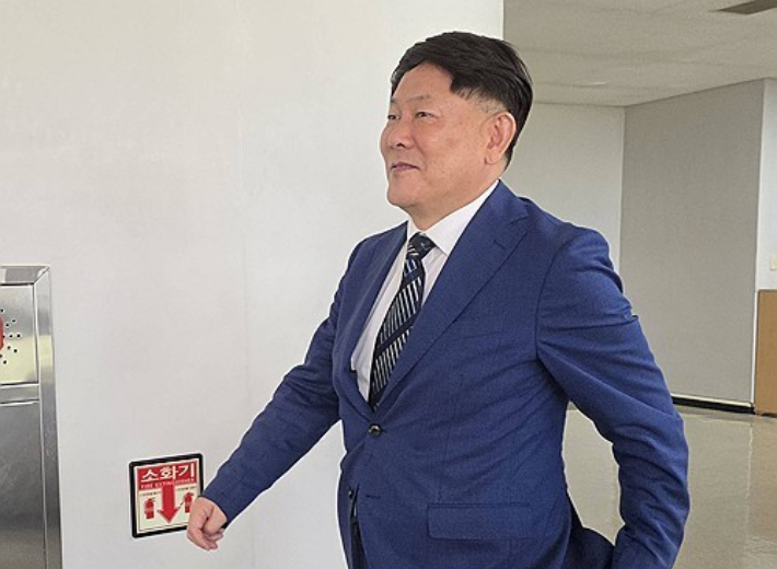 대리점 명의를 위장해 수십억원을 탈세한 혐의로 2심에서 실형을 선고받은 김정규 타이어뱅크 회장이 23일 선고 전 대전고등법원 법정으로 향하고 있다. 연합뉴스