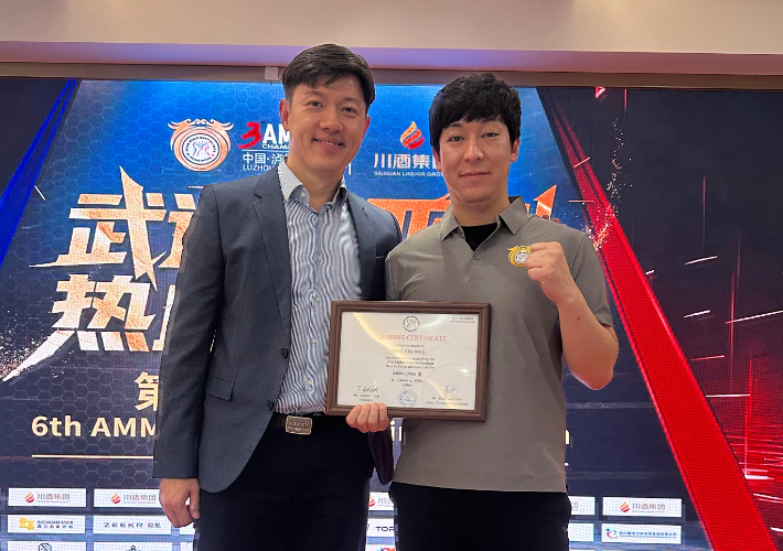 B 랭크 승급 후 기념촬영을 하고 있는 대한MMA총협회 양서우 심판위원장(사진 오른쪽). 대한MMA총협회 제공