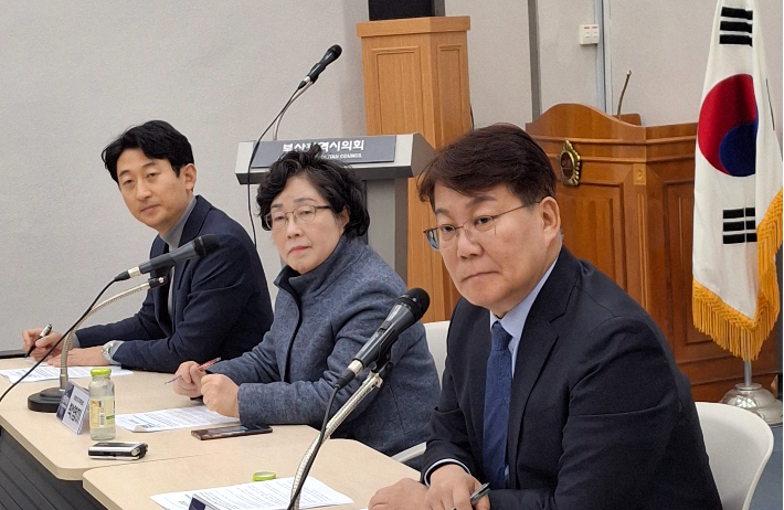 더불어민주당 부산시당은 8일 오후 부산시의회 중회의실에서 부산 정치부 기자들과 간담회를 열고 지방선거 전략과 시당 운영 방향을 설명했다. 강민정 기자