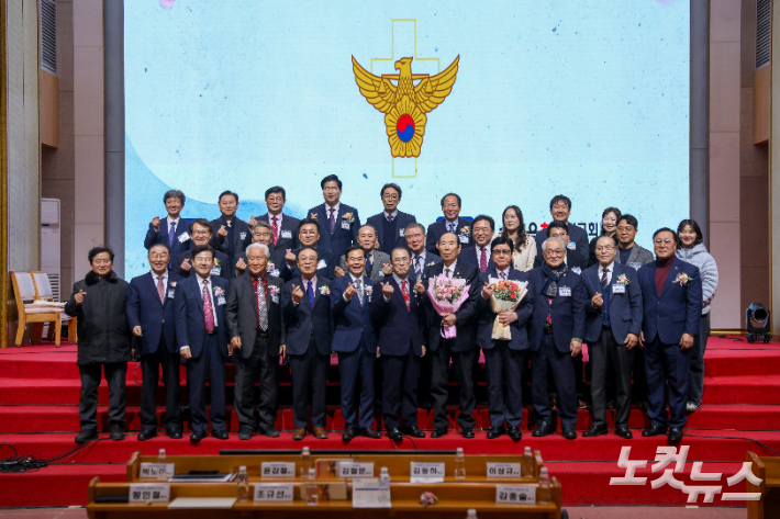 전북경찰청 교경협의회 기도회에 참석한 경찰청 관계자와 교계 인사들이 단체사진을 촬영하고 있다. 최화랑 기자