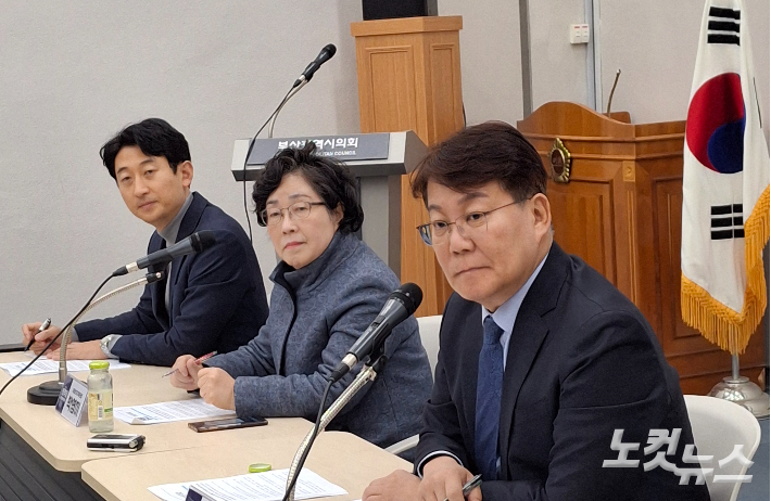 더불어민주당 부산시당은 8일 오후 부산시의회 중회의실에서 부산 정치부 기자들과 간담회를 열고 지방선거 전략과 시당 운영 방향을 설명했다. 강민정 기자